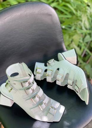 Белые кожаные босоножки на удобном каблуке цвет на выбор