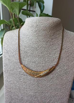 Колье с сочетанием различных фактур и с вставкой камушками