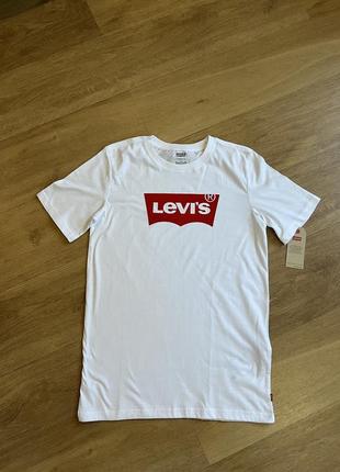 Новая футболка levis размер s