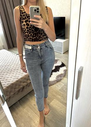 Супер стильные светлые женские джинсы
