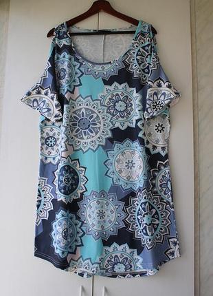 Яркое по платье с открытыми плечами