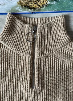 Стильный бежевый свитер с горлом4 фото