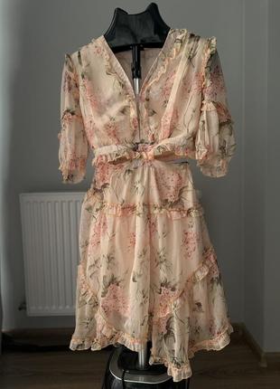 Платье с разрезами