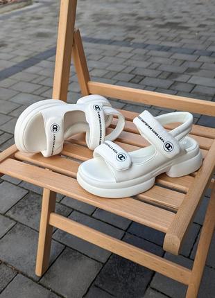 Белые босоножки