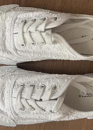 Стильные кеды , вышитые , белые.