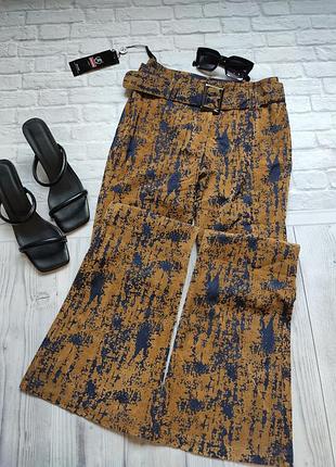 Брюки клёш с принтом, очень высокая посадка.