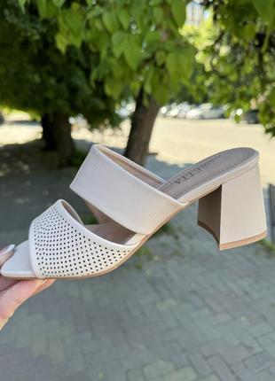 Женские шлепанцы на каблуке