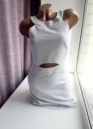 Белое мини платье с разрезом