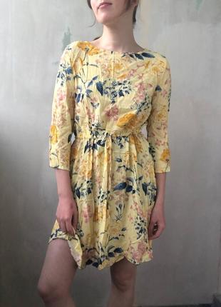 Легкое платье сарафан на лето желтое в цветочный принт свободное с цветами из вискозы с поясом