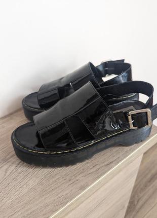 Зручні лакові босоніжки