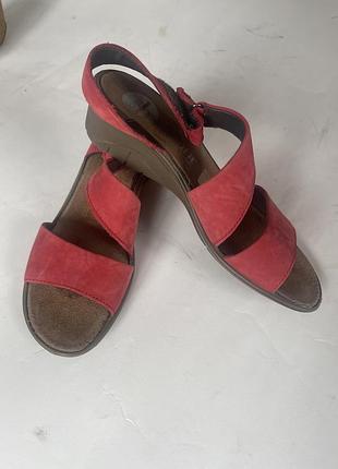 Женские босоножки