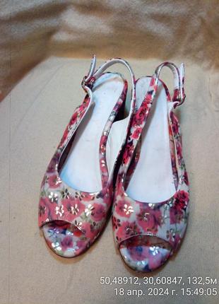 Жіночі босоніжки в ідеальному стані.