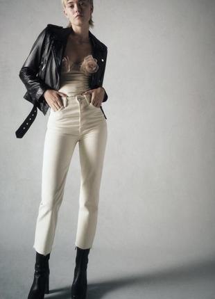 Джинсы zara straight белые молочные