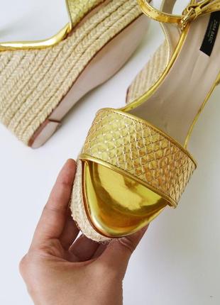 Брендові золоті босоніжки на танкетці zara basic collection2 фото
