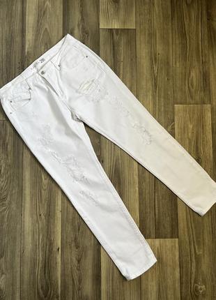 Белые джинсы мом с нюансом