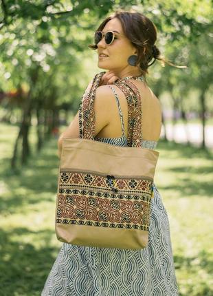 Текстильная женская сумка <unk> тяжелка в<unk> ручной работы цвета капучино.