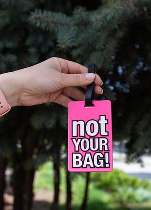 Бирка для чемодана not your bag розовая