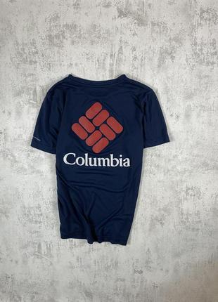 Синя футболка columbia з великим прорезиненим принтом – стиль і комфорт
