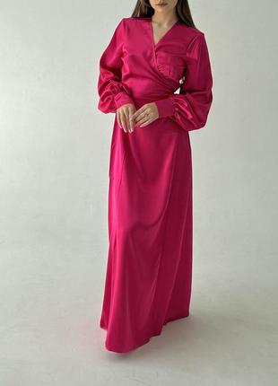 Яркое атласное платье на запах