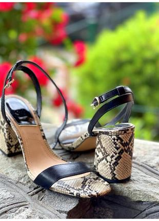 Босоножки stradivarius