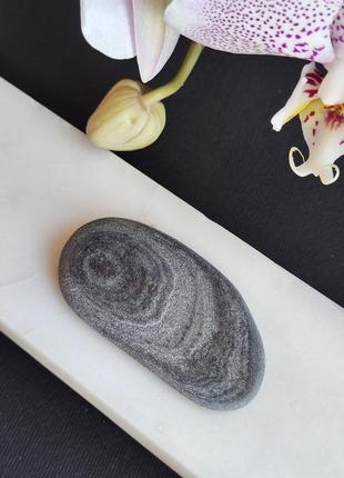 Камінь спекулярит без оправи. натуральний спекулярит 58*31*17 мм.