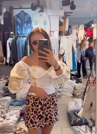 Шикарний топ з вишивкою