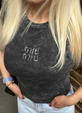 Женская темно-серая трендовая майка miu miu с разрезами с вышивкой винтаж варенка лето стиль