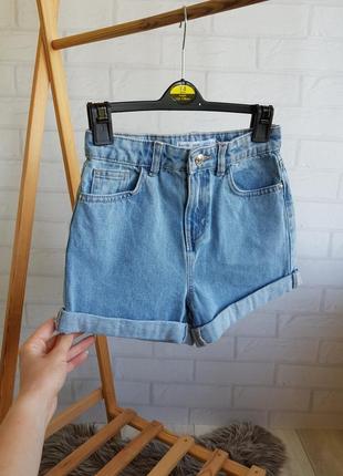 Джинсові шортики мом (*є утяжка)👭
фірми denim co 
9/10 рочків (140см)
стан: ідеальний