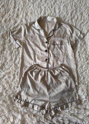 Атласная пижама с шортами