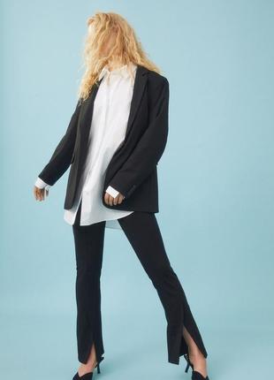 Стильные актуальные брюки с разрезами внизу