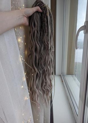 Де-дреды с розовыми прядями