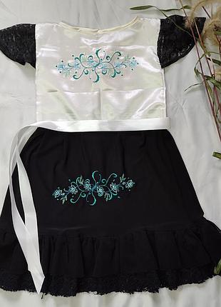 Платье вышитое