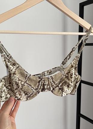 Купальный топ в змеиный принт
