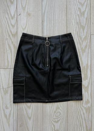 Кожаная мини юбка на молнии с колечком plt prettylittlething