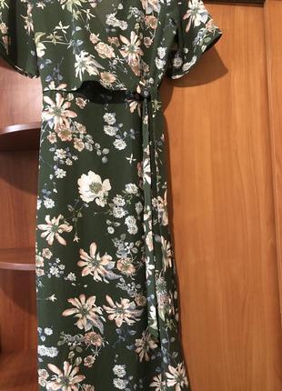 Гарна зелена сукня в квітковий принт на запах4 фото