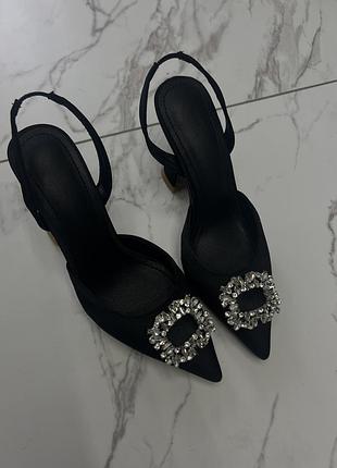 Новые черные туфли с брошью