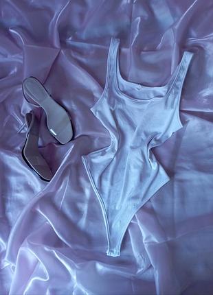 Актуальный, базовый, белый боди в рубчик