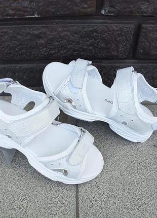 Босоніжки білі на дівчинку