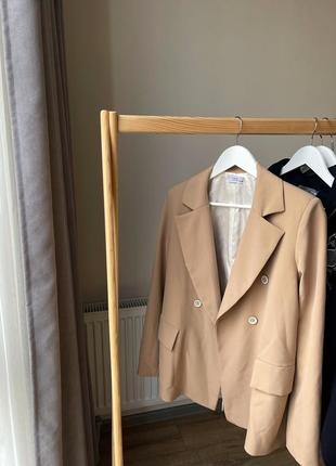Двобортний бежевий піджак