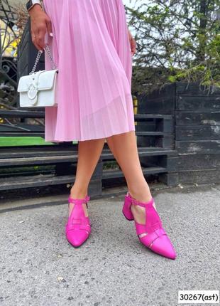 Круті рожеві босоніжки