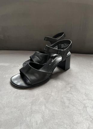 Шкіряні чорні босоніжки clark’s 39р на товстому каблуку комфортені сандалі босоніжки2 фото