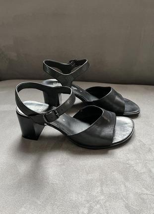 Шкіряні чорні босоніжки clark’s 39р на товстому каблуку комфортені сандалі босоніжки