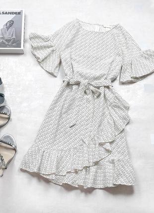 Стильна сукня h&m у дрібну точку з паском, модними рюшами та рукавами-флюте