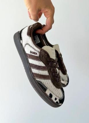 Класні жіночі кросівки adidas samba x no title cow print коричнево-білі