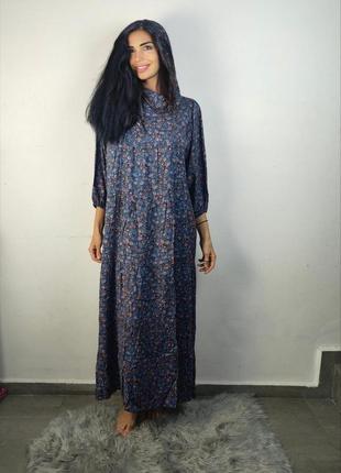 Длинное женское платье в цветочный принт с капюшоном2 фото