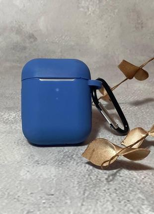 Чехол silicone case для airpods 2 в синем цвете с карабином