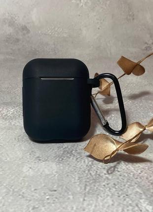 Чехол silicone case для airpods 2 в черном цвете с карабином