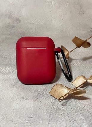 Чехол silicone case для airpods 2 в бордовом цвете с карабином