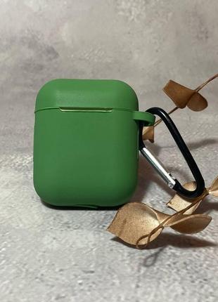 Чехол silicone case для airpods 2 в зеленом цвете с карабином