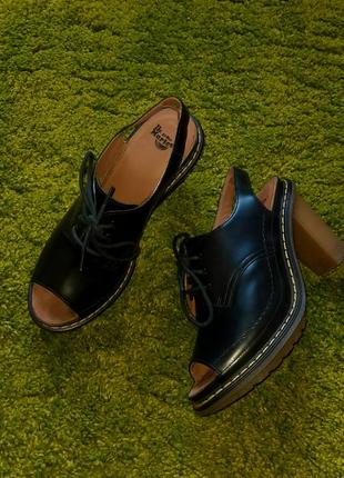 Туфли dr martens кожаные открытые на каблуке черные лодочки christian louboutin